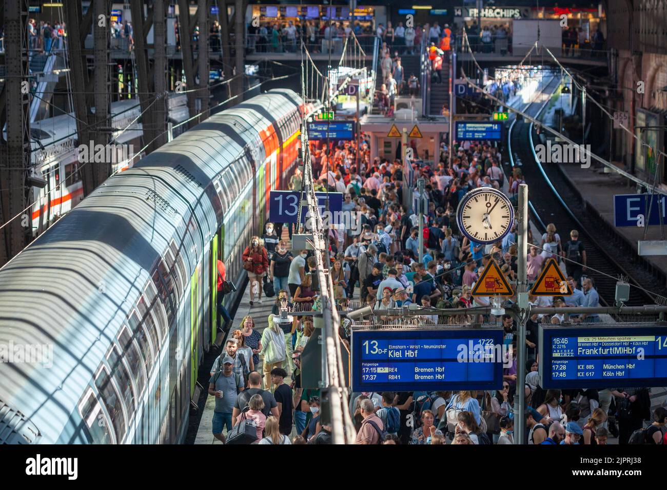 Viele Menschen stehen überfüllt auf einem Bahnsteig vor einem lokalen Zug, Chaos im Nahverkehr, 9 Euro Ticket, Hamburger Hauptbahnhof Stockfoto