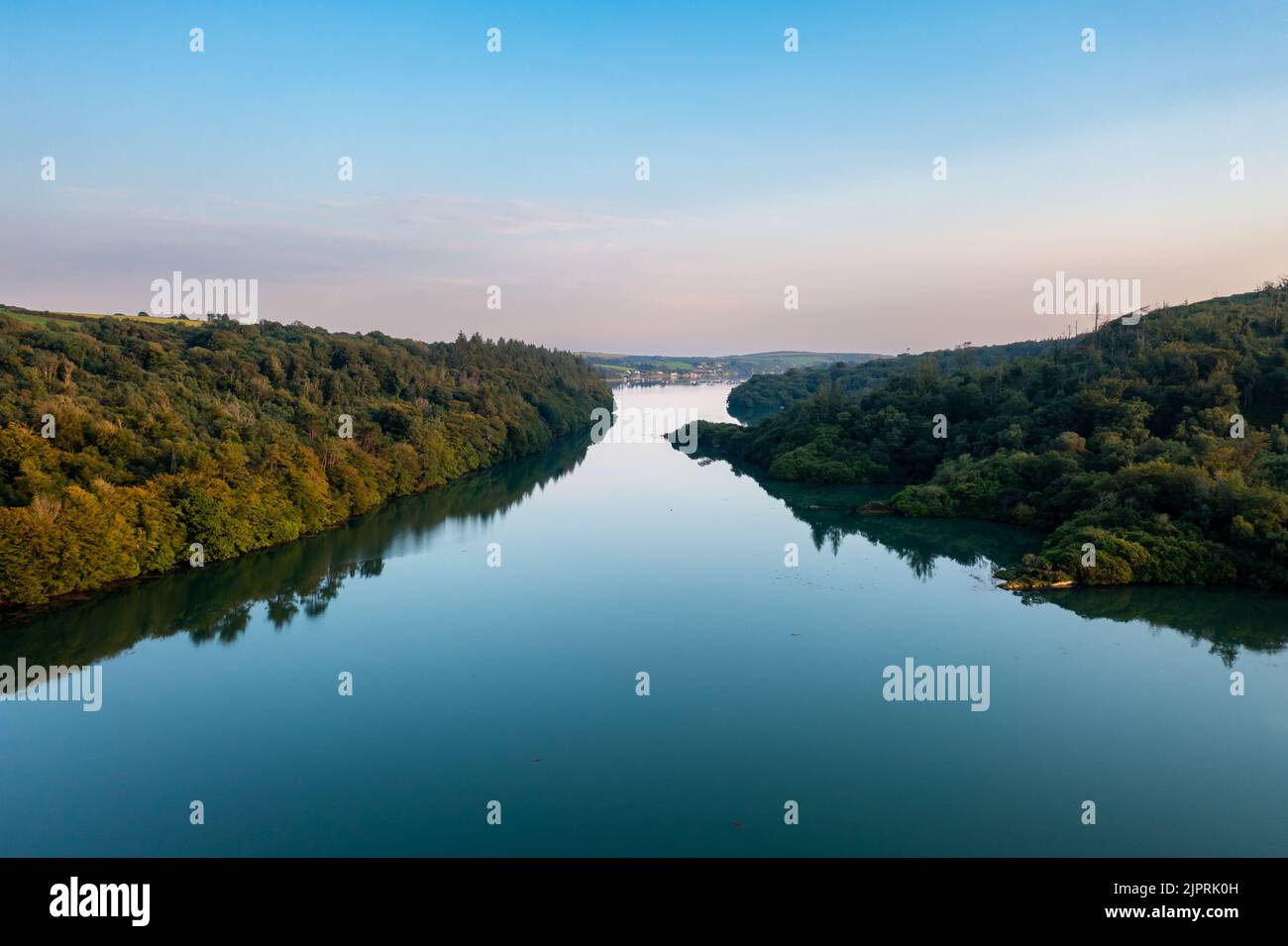 Blick auf die Castlehaven Bay und die Narrows in West Cork bei Sonnenuntergang Stockfoto