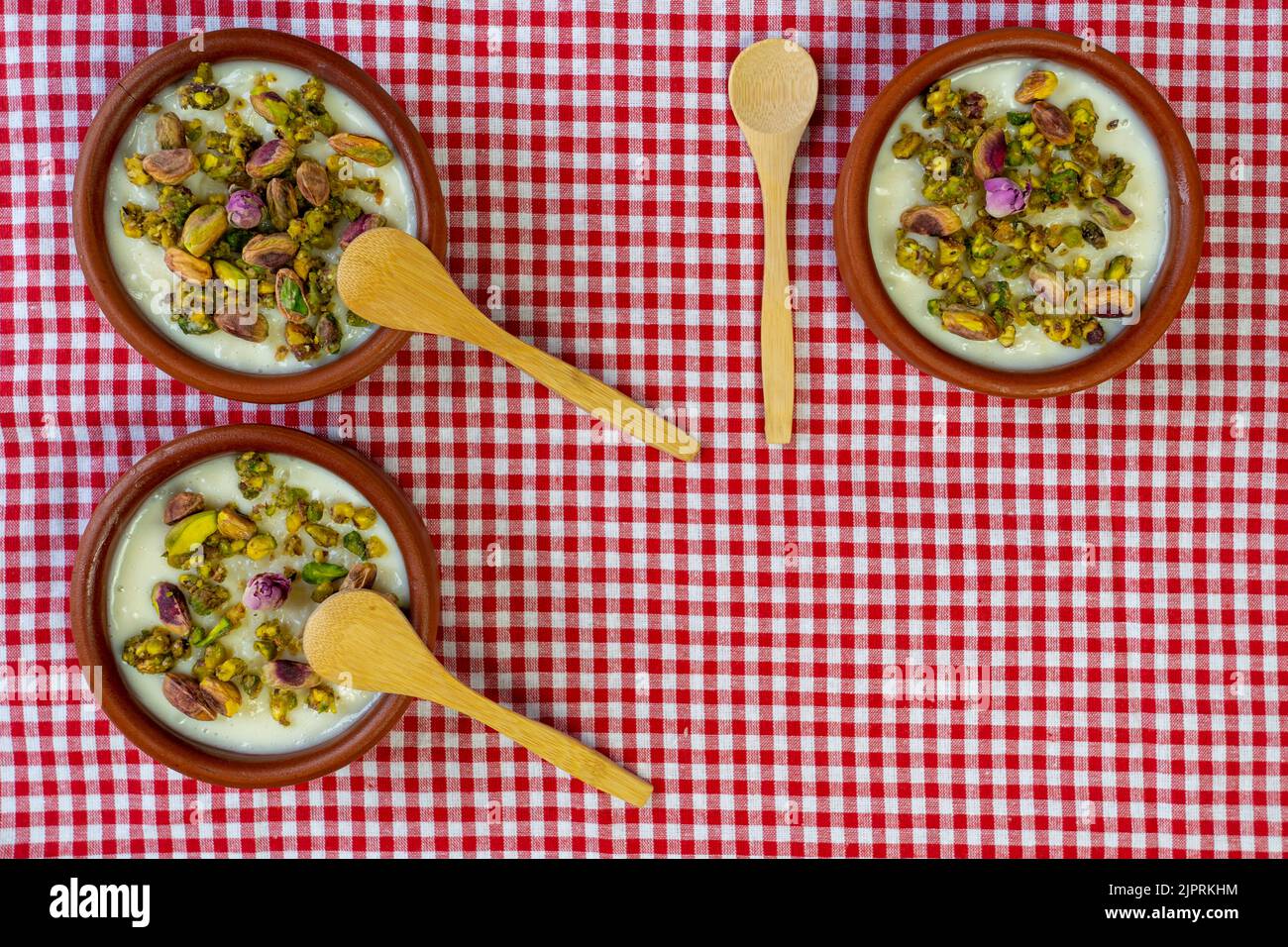 Milch Reis in Töpferschale flach legen, kopieren Raum. Stockfoto