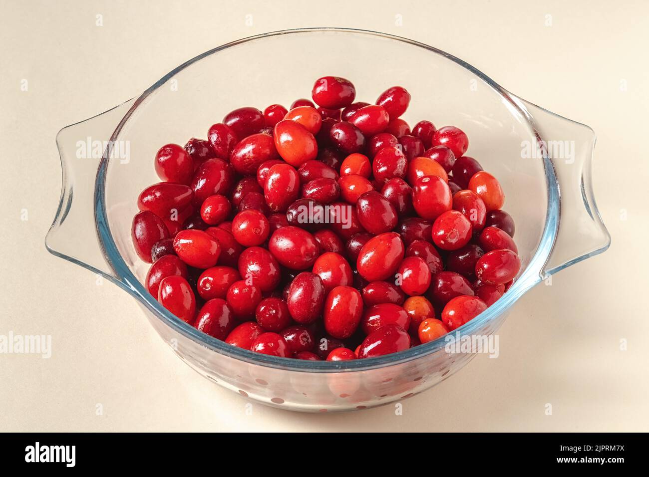 Frische Preiselbeeren in einer Glasschüssel. Gesunde Ernährung Konzept Stockfoto
