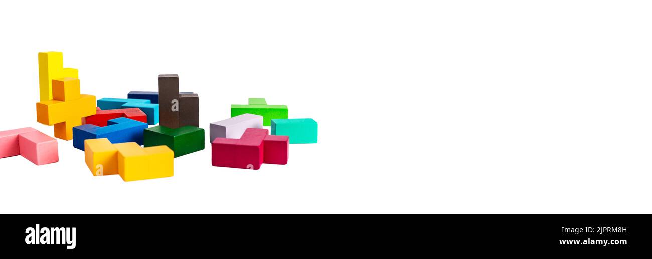 Banner mit mehrfarbigen Puzzle-Spielzeug-Elementen isoliert auf weißem Hintergrund. Chaos, Unordnung, Arbeitsbeginn Konzept. Holz Kinder Spiel für logische denken Stockfoto