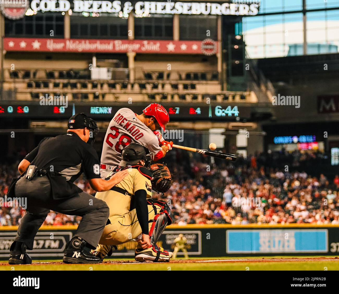 St. Louis Cardinals dritter Baseman Nolan Arenado (28) verdoppelt sich im ersten Inning eines MLB-Spiels gegen die Arizona auf scharfer Linie zum linken Feld Stockfoto