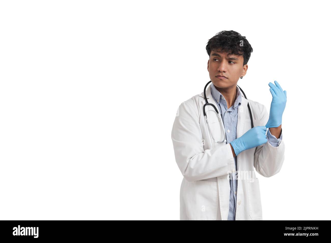 Junger peruanischer Arzt mit blauen Handschuhen, isoliert. Stockfoto