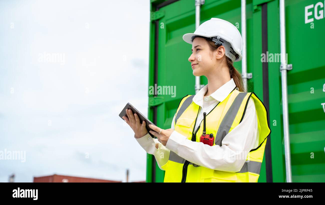 Frau Inspektor Manager Überprüfung Fracht in Container Cargo CustomTerminal Port, Frau verwenden Tablet für die Überprüfung Cargo-Konzept Import Export Transportati Stockfoto