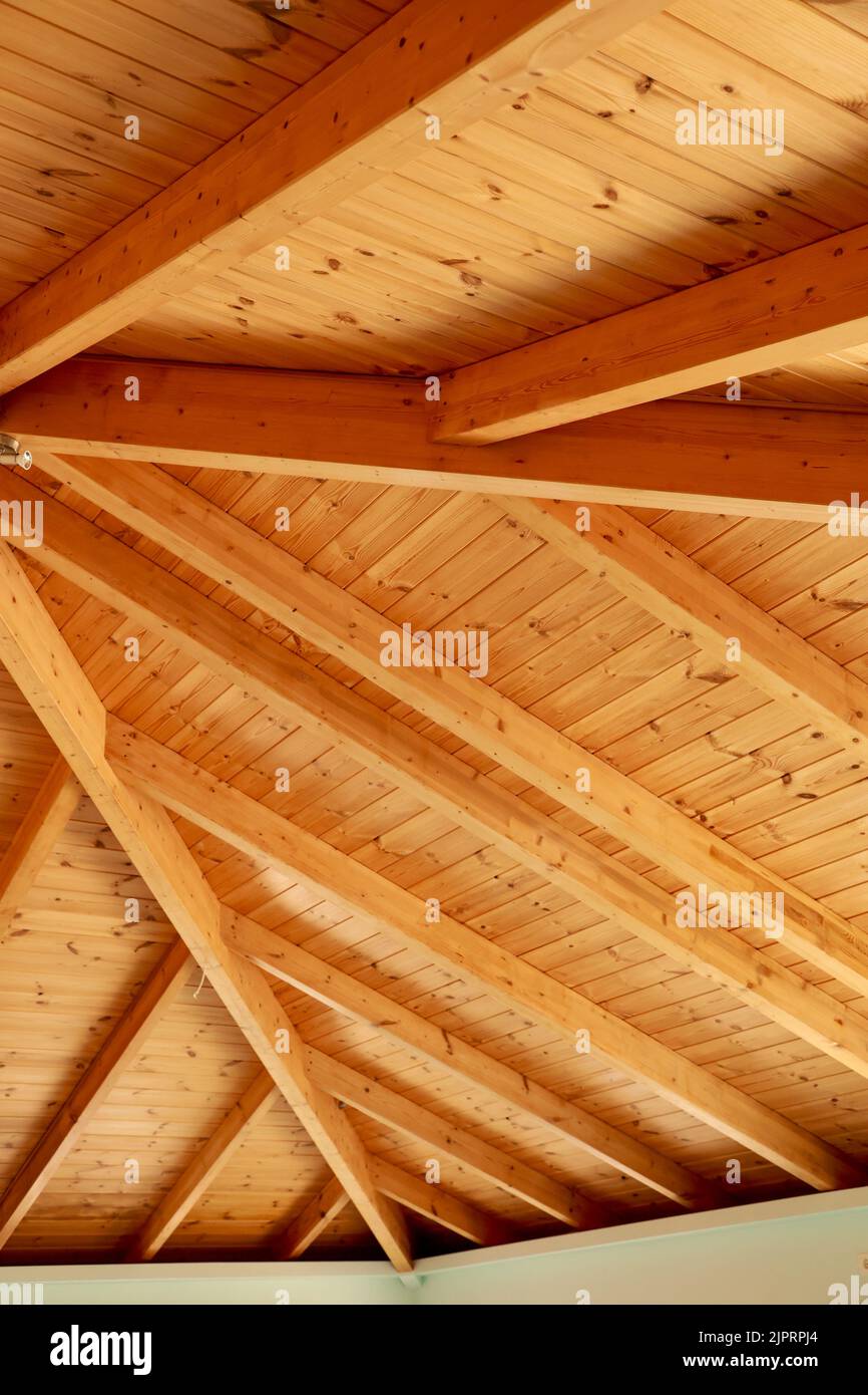 Dachgiebel Decke. Holzmansardenkonstruktion. Traditionelles mediterranes Haus. Griechische Villa innen. Hellblau weiß lackierte Gipswand und nat Stockfoto