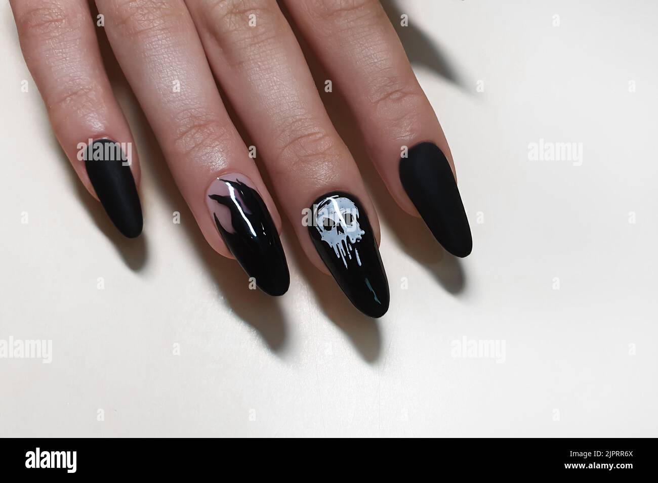 Schritt-für-Schritt-Anleitung zur Nagelverlängerung auf Gelspitzen. Maniküre, Hände im Vordergrund. Kopierraum Stockfoto