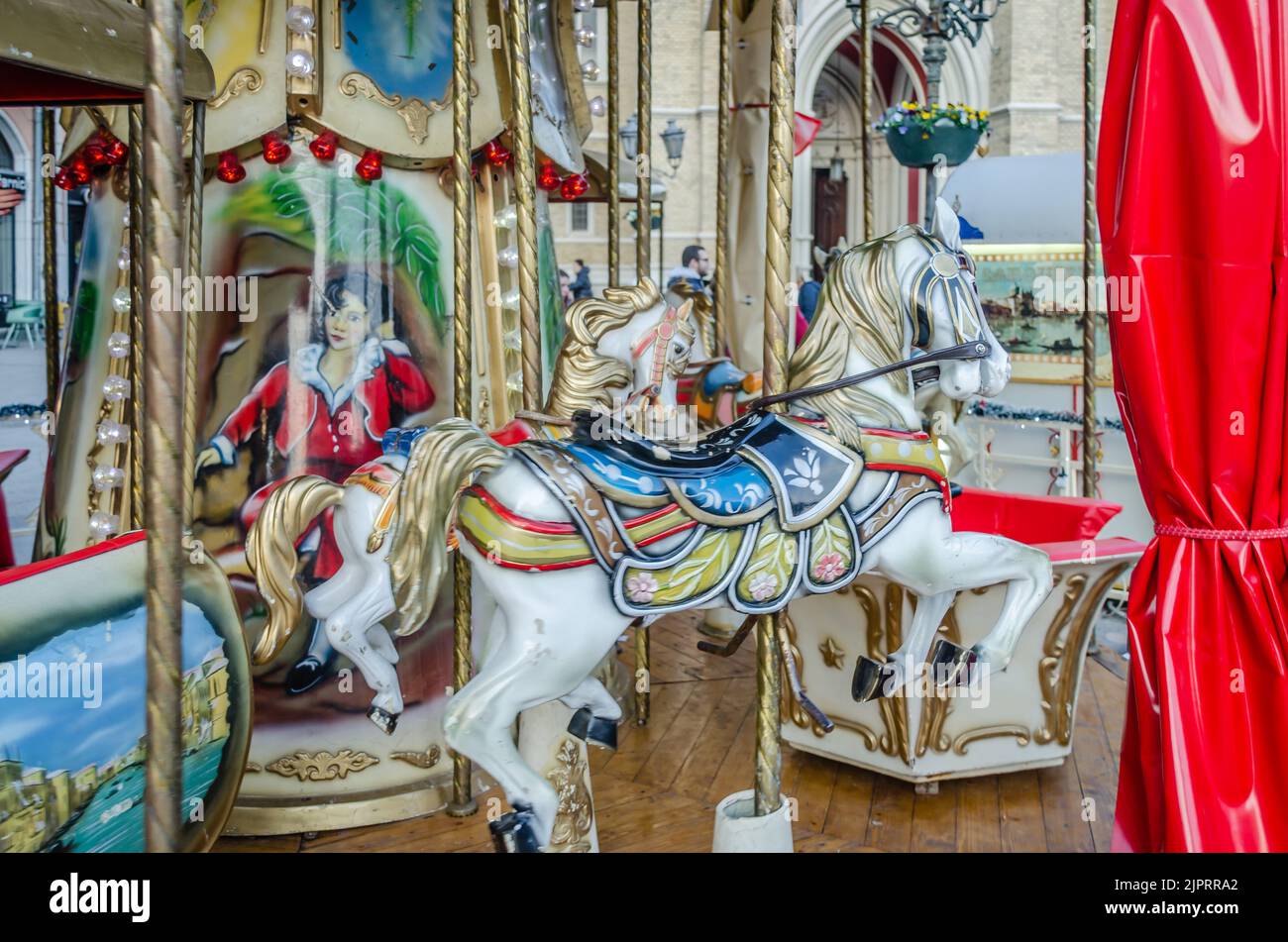 Novi Sad, Serbien - Dezember 13. 2019: Innenstadt Von Novi Sad. Die Dekorationen auf dem Kinderkarussell mit Holzpferden Stockfoto