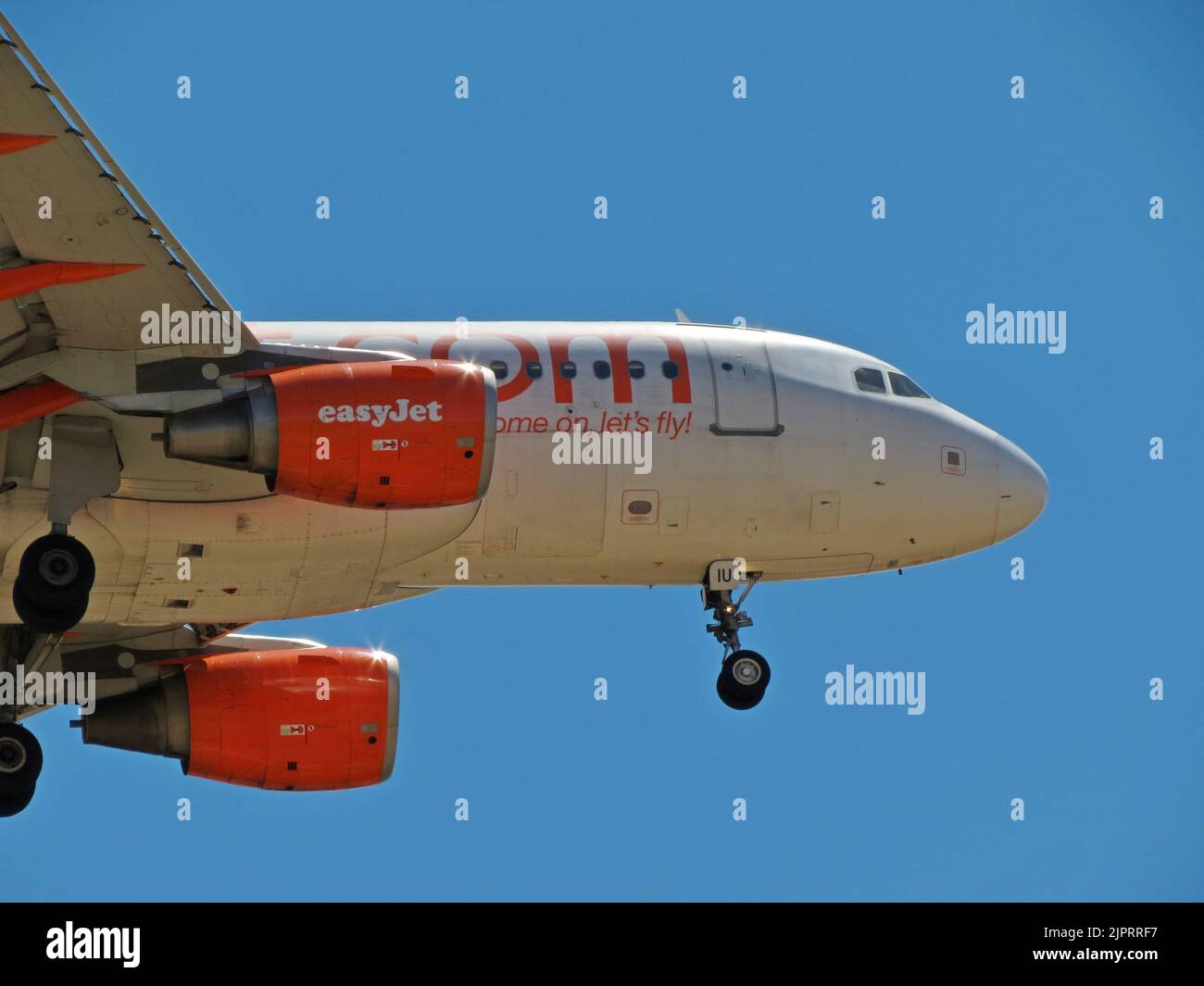 Eine Aufnahme des Easyjet A320, der am Flughafen Madrid, Spanien, landete Stockfoto