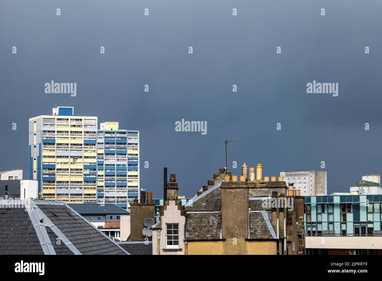 Leith, Edinburgh, Schottland, Großbritannien, 20.. August 2022. UK Wetter: Stürmischer Himmel. Der Himmel verdunkelt sich vor einer Regenvorhersage über den Dächern von Gebäuden in leith mit einem hohen turm aus dem rathausblock. Kredit: Sally Anderson/Alamy Live Nachrichten Stockfoto