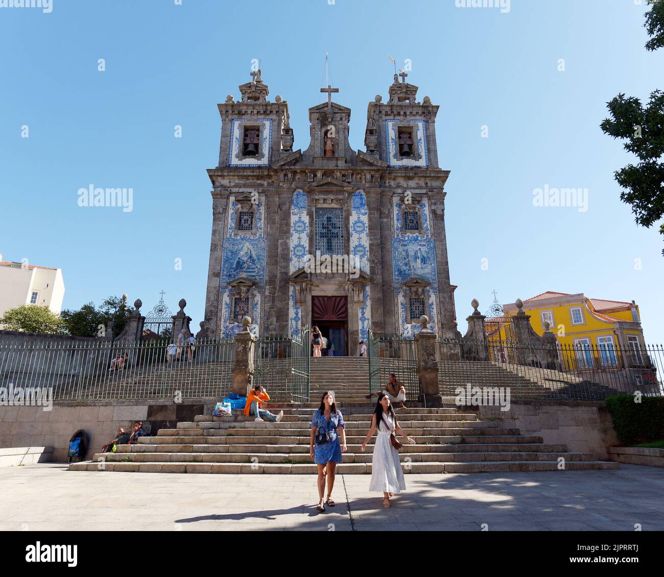 Igreja de Santo Ildefonso, auch Kirche des heiligen Ildefonso genannt. Bedeckt mit blauen und weißen Kacheln, genannt Azulejos, die historische Ereignisse darstellen. Porto, Portugal. Stockfoto