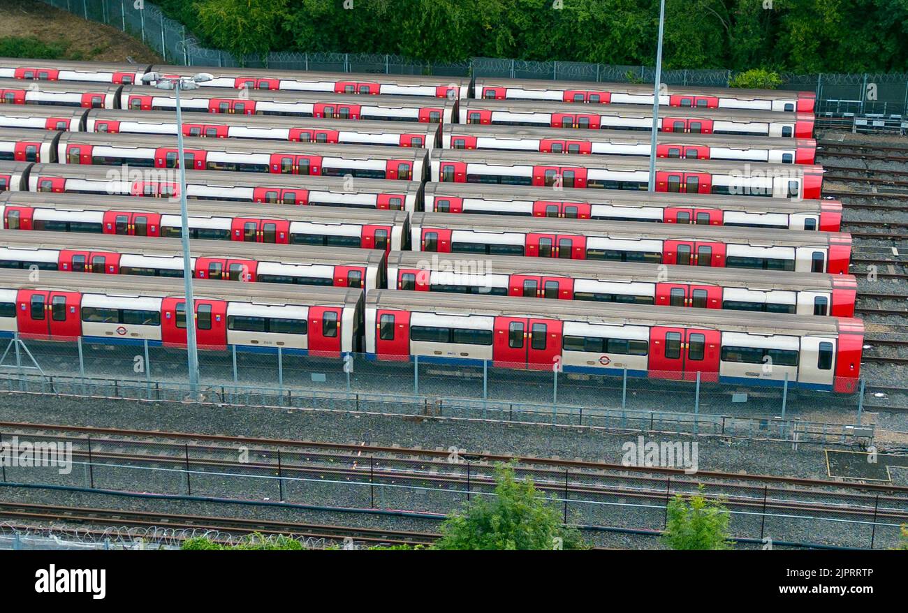 Bild zeigt: 19.8.22 Schuppen für U-Bahn-Züge zwischen East Finchley und Highgate Stationen ist voll mit ungenutzten Zügen, da U-Bahn Streik bedeutete, dass die meisten Linien waren Stockfoto