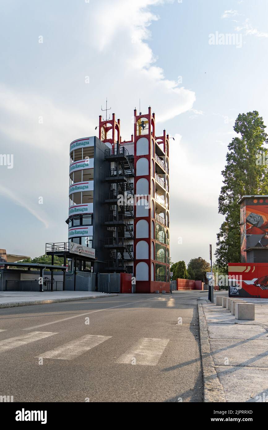 Eine vertikale Aufnahme des Autodromo Enzo e Dino Ferrari Gebäudes in Imola, Italien Stockfoto