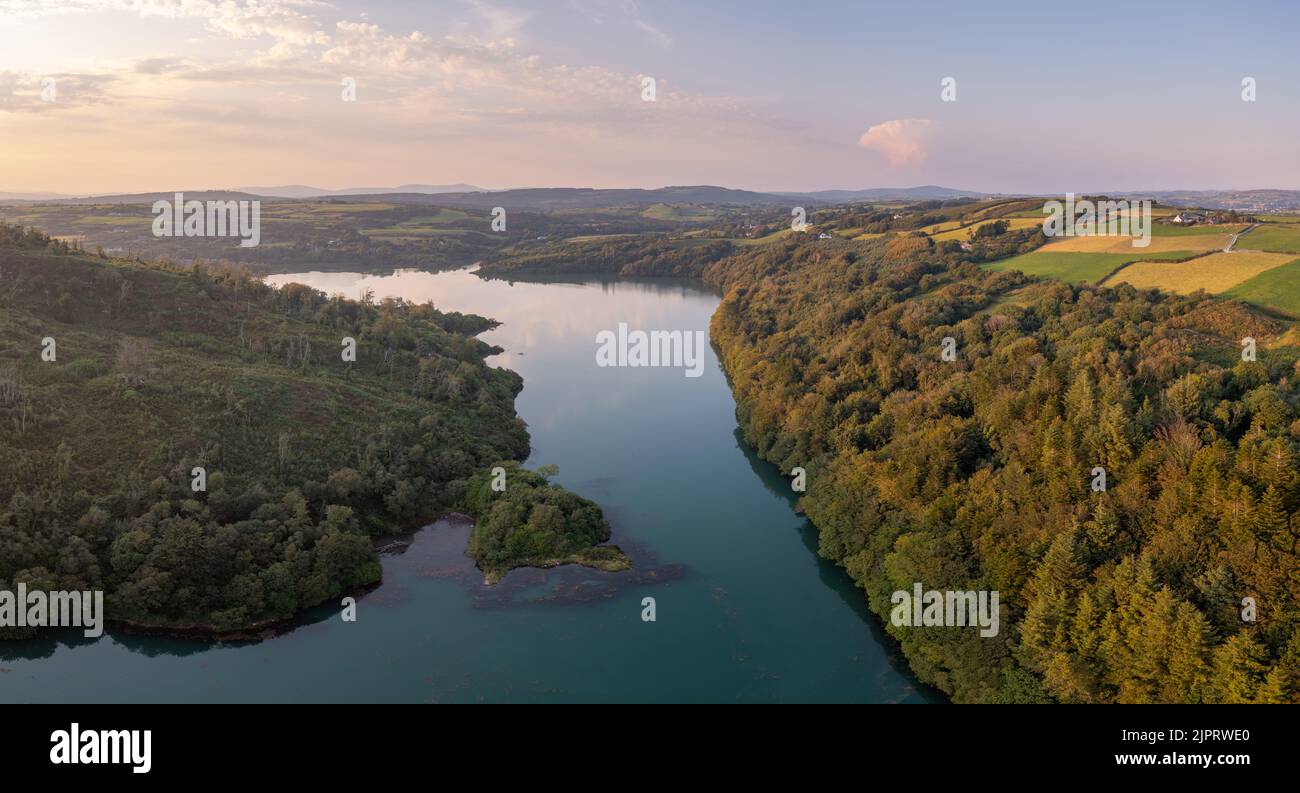 Blick auf die Castlehaven Bay und die Narrows in West Cork bei Sonnenuntergang Stockfoto