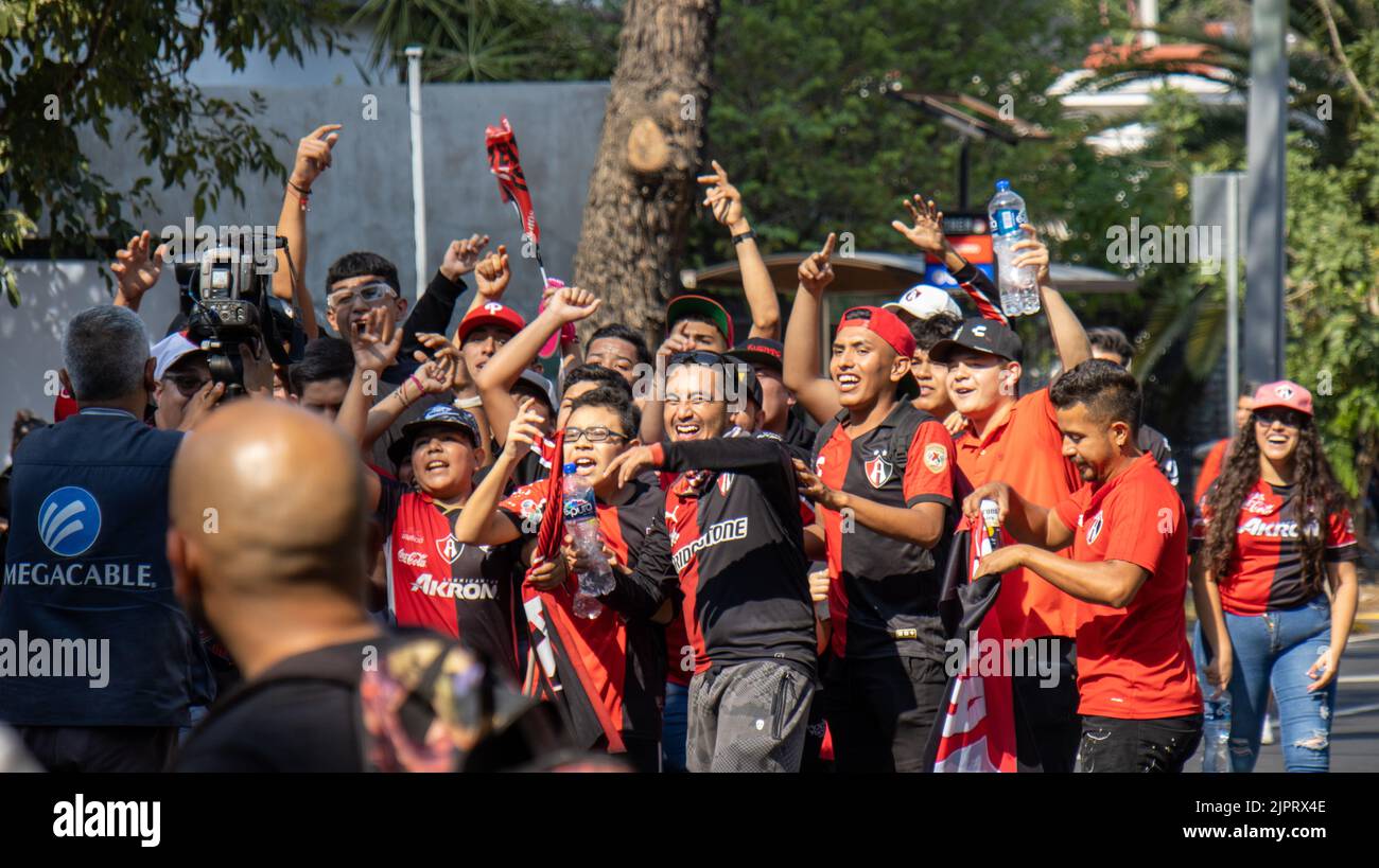 Die Gruppe der glücklichen Fußballclub-Fans bei der Atlas Championship Parade Stockfoto