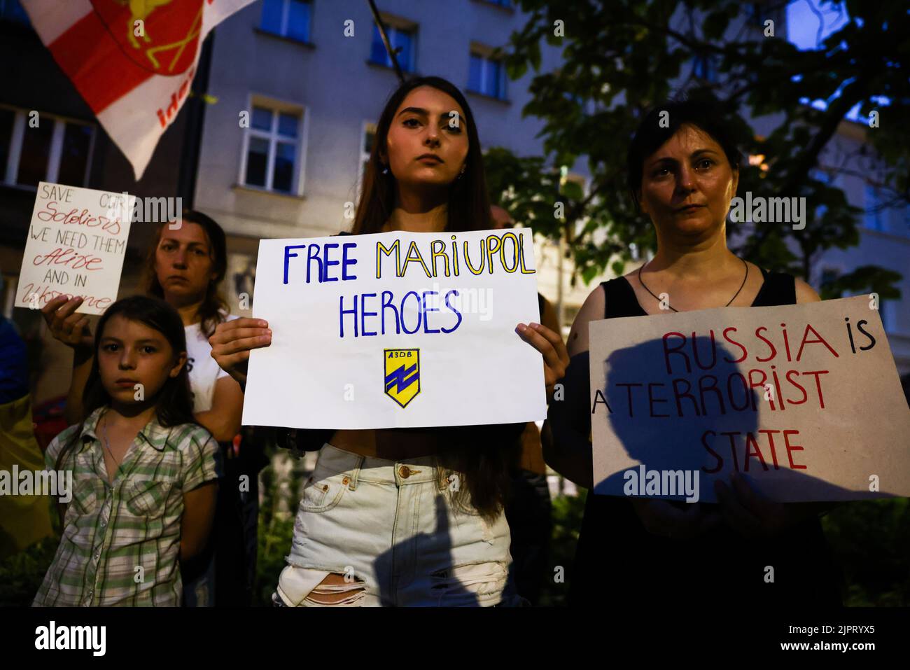 Krakau, Polen. 19. August 2022. Die Ukrainer protestieren vor dem Generalkonsulat Russlands zur Unterstützung der Kriegsgefangenen von Asowstal 4308 Regimentsverteidigern und gegen die russische Invasion der Ukraine. Krakau, Polen, am 19. August 2022. Das Asow-Regiment gehörte zu den ukrainischen Einheiten, die das Stahlwerk in der Stadt Mariupol fast drei Monate lang verteidigten, bevor sie im Mai unter unerbittlichen russischen Angriffen von Boden, See und Luft kapitulieren. (Bild: © Beata Zawrzel/ZUMA Press Wire) Stockfoto
