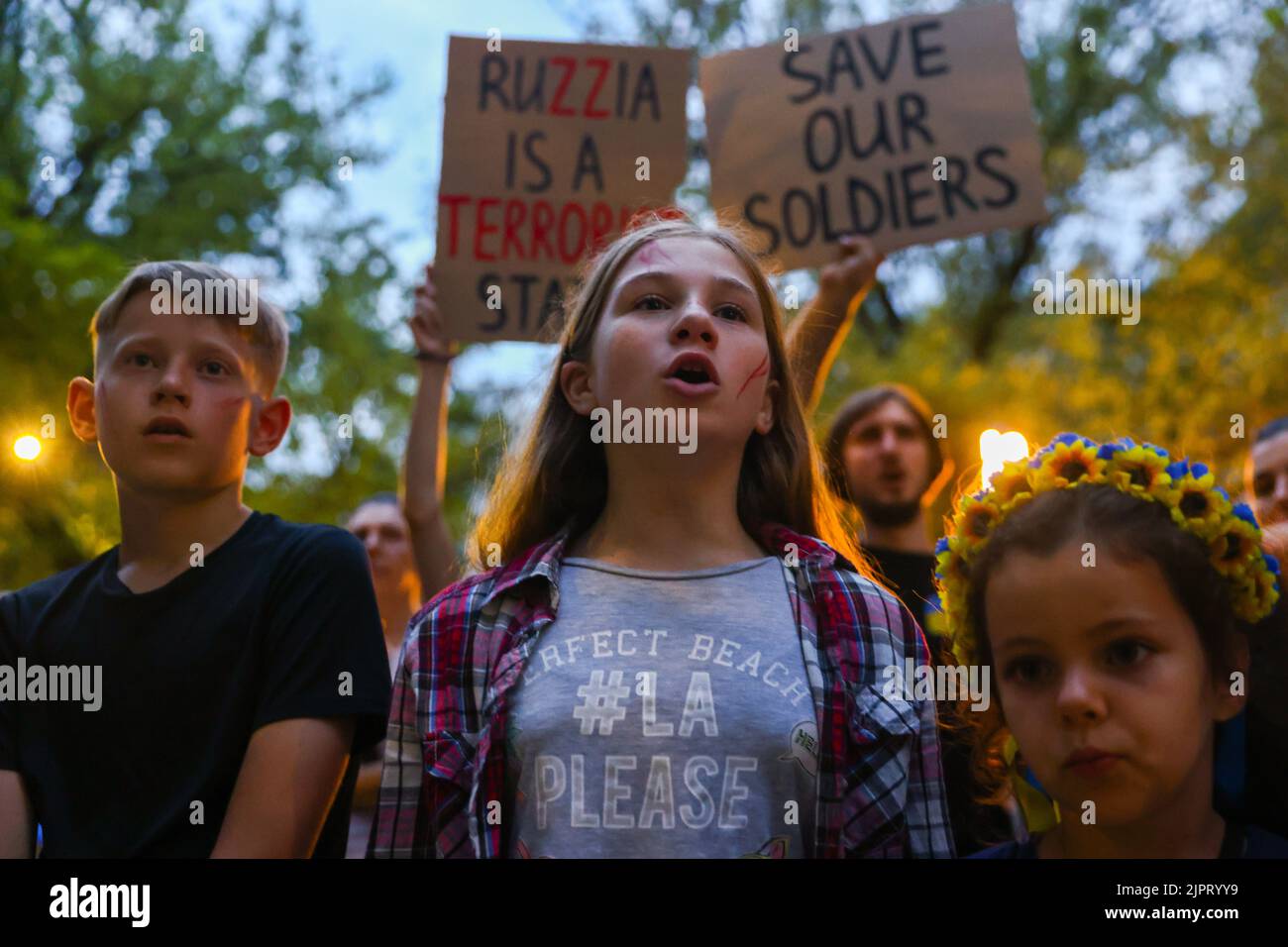19. August 2022, Krakau, Polen: Ukrainische Kinder protestieren vor dem Generalkonsulat Russlands zur Unterstützung der Kriegsgefangenen von Asowstal 4308 Regimentsverteidigern und gegen die russische Invasion in der Ukraine. Krakau, Polen, am 19. August 2022. Das Asow-Regiment gehörte zu den ukrainischen Einheiten, die das Stahlwerk in der Stadt Mariupol fast drei Monate lang verteidigten, bevor sie im Mai unter unerbittlichen russischen Angriffen von Boden, See und Luft kapitulieren. (Bild: © Beata Zawrzel/ZUMA Press Wire) Stockfoto