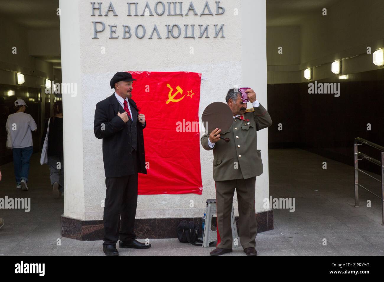 Moskau, Russland. 19. vom August 2022. Die Imitatoren der sowjetischen Führer Wladimir Lenin und Josef Stalin machen ein Foto mit Passanten auf der Nikolskaja-Straße, die ein sehr beliebter touristischer Ort ist, im Herzen von Moskau, Russland. Die Inschrift lautet „Revolutionsplatz“ Stockfoto