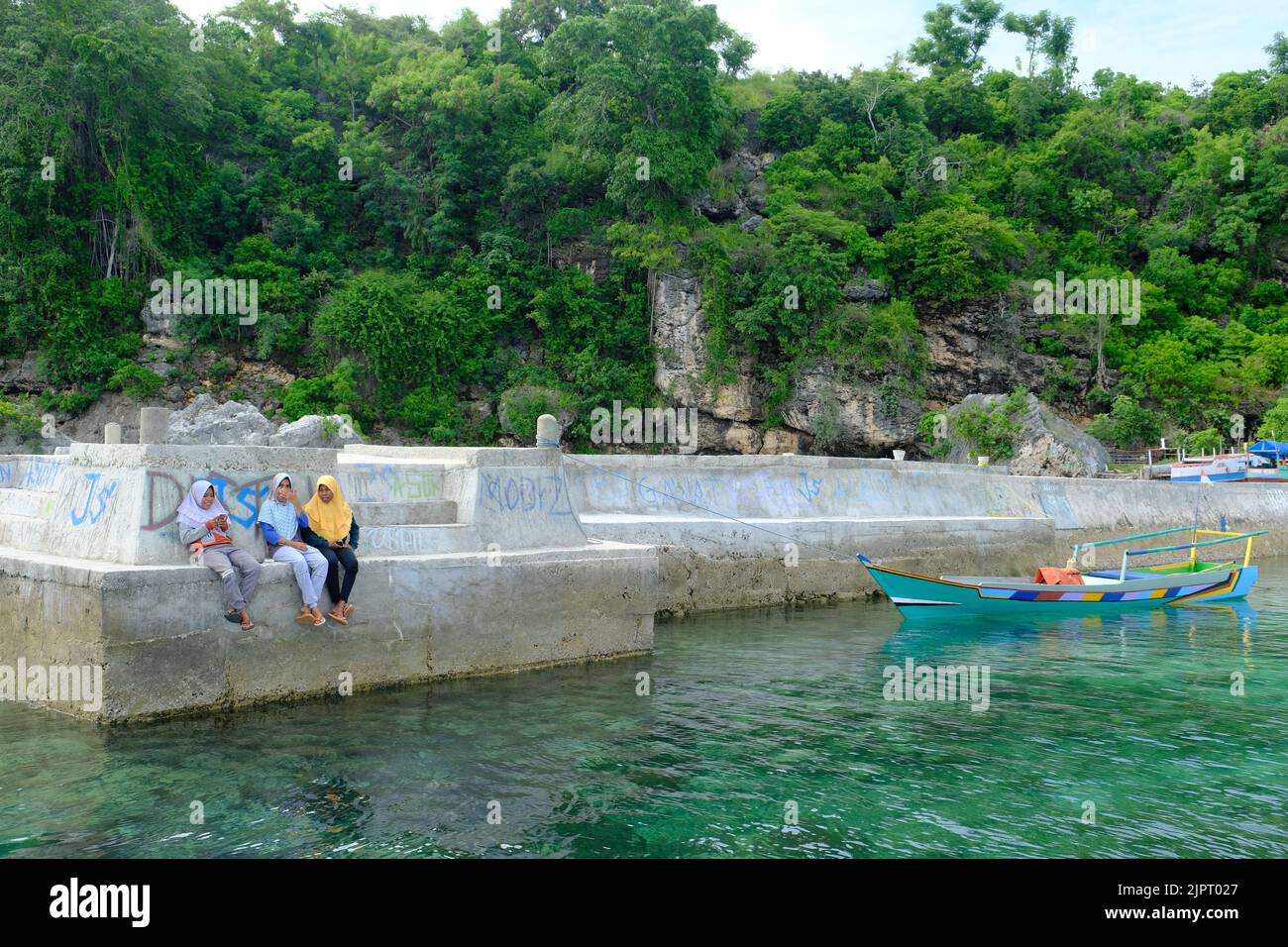 Indonesia Alor Island - Landungssteg mit traditionellen Booten vor Anker liegen Stockfoto