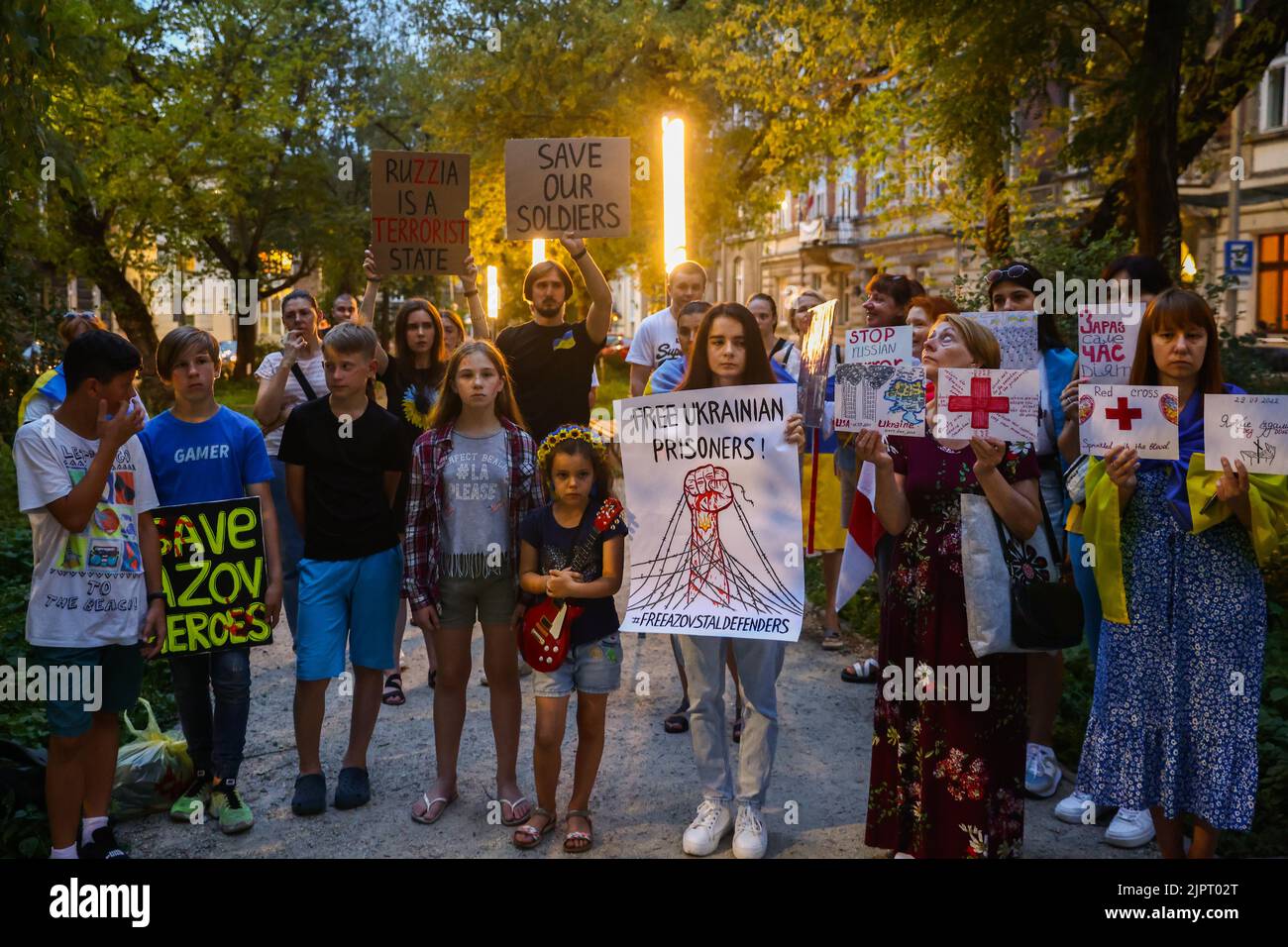 Krakau, Polen. 19. August 2022. Die Ukrainer protestieren vor dem Generalkonsulat Russlands zur Unterstützung der Kriegsgefangenen von Asowstal 4308 Regimentsverteidigern und gegen die russische Invasion der Ukraine. Krakau, Polen, am 19. August 2022. Das Asow-Regiment gehörte zu den ukrainischen Einheiten, die das Stahlwerk in der Stadt Mariupol fast drei Monate lang verteidigten, bevor sie im Mai unter unerbittlichen russischen Angriffen von Boden, See und Luft kapitulieren. (Bild: © Beata Zawrzel/ZUMA Press Wire) Stockfoto