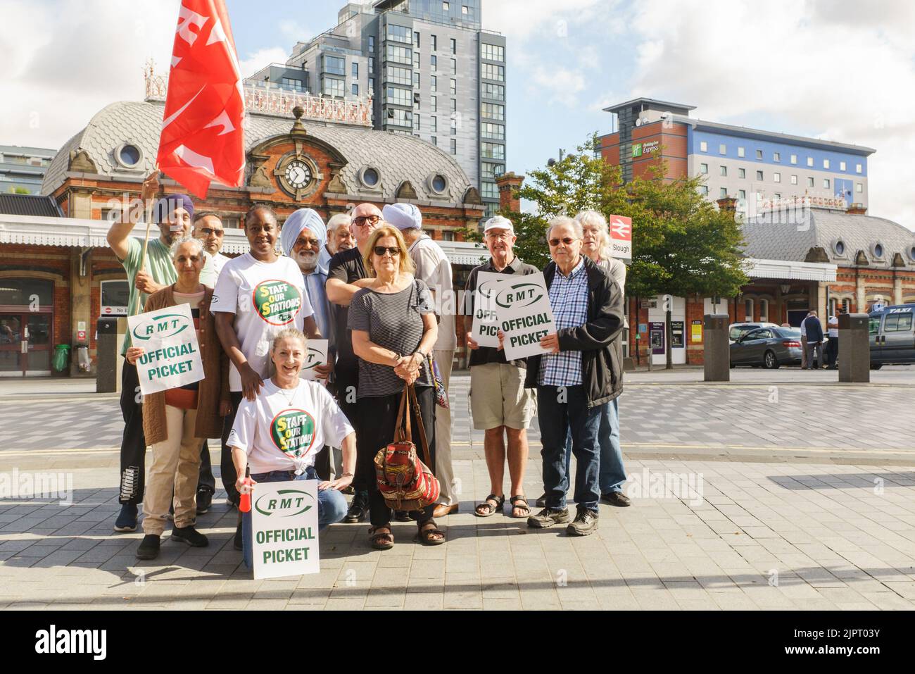 Slough, Berks, Großbritannien 20.. August 2022 die Gewerkschaften der Eisenbahner haben mit Network Rail und der Regierung einen anhaltenden Streit über die Gehälter der Zugführer, Lohnerhöhungen, die die Lebenshaltungskosten widerspiegeln, vorgeschlagene Personalkürzungen, Änderungen der Geschäftsbedingungen, vorgeschlagene Modernisierung des Eisenbahnsystems und obligatorische Entlassungen. Die Arbeitskampfmaßnahme ist die größte in Großbritannien seit 1989 und wird von der National Union of Rail, Maritime and Transport Workers (RMT) und der Associated Society of Locomotive Engineers and Firemen (ASLEF) geleitet. Bridget Catterall/Alamy Live News. Stockfoto