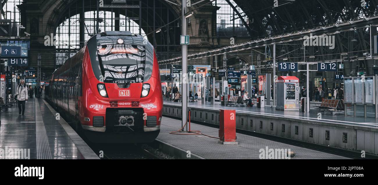 Eine Panoramaaufnahme eines Zuges am Frankfurter Hauptbahnhof Stockfoto