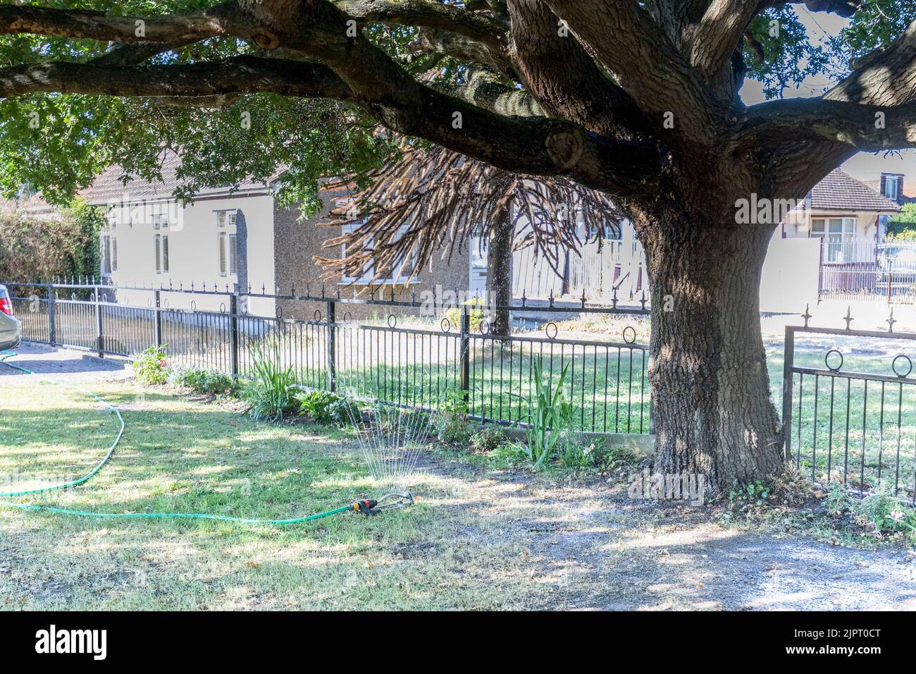 Eine Schlauchleitung, die in einem Vorgarten in Rainham, London, im Einsatz ist. Bild aufgenommen am 10.. August 2022. © Belinda Jiao jiao.bilin@gmail.com 07598931257 Stockfoto