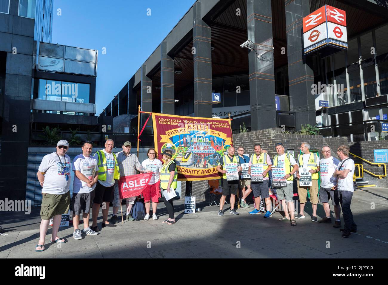 Der Bahnhof London Euston wurde heute Morgen als ruhig angesehen. ASLEF-Mitglieder bilden eine Streiklinie außerhalb der geschlossenen Station. Bild aufgenommen am 13.. August 2022. Stockfoto