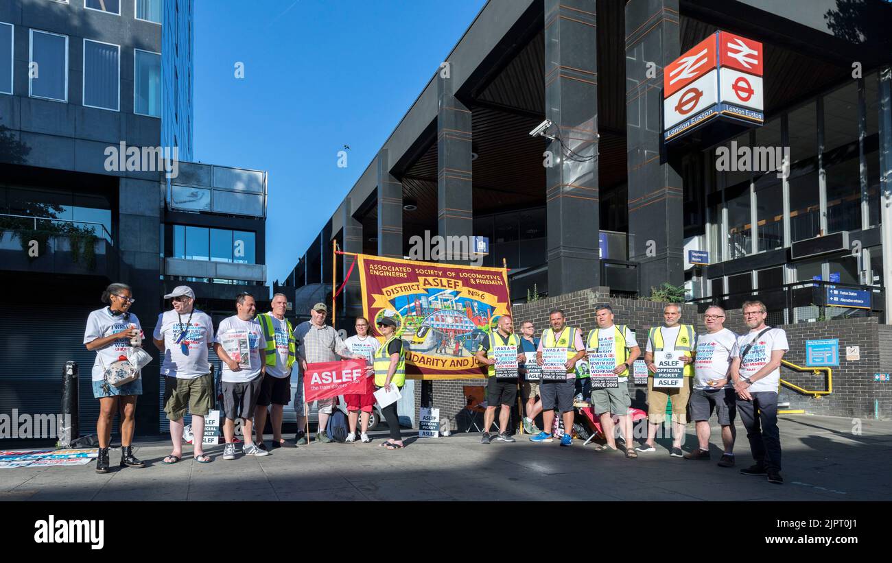 Der Bahnhof London Euston wurde heute Morgen als ruhig angesehen. ASLEF-Mitglieder bilden eine Streiklinie außerhalb der geschlossenen Station. Bild aufgenommen am 13.. August 2022. Stockfoto