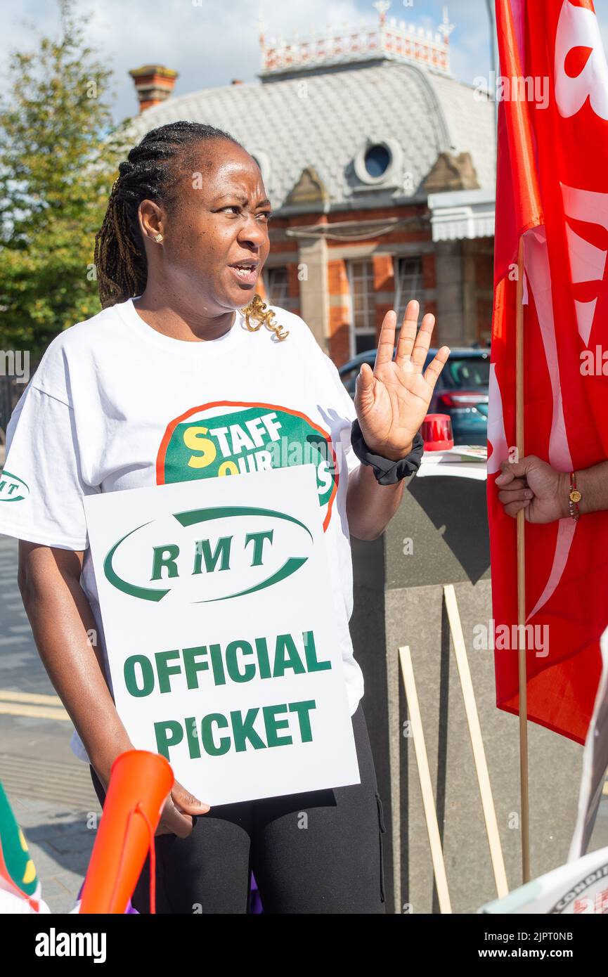 Slough, berkshire, Großbritannien. 20.. August 2022. Tan Dhesi, Labour-Abgeordneter für Slough, kam heute zu einem Gespräch mit Mitarbeitern, die vor dem Bahnhof von Slough eintraten, als sie sich dem National Rail Strike anschlossen. Sie streiken um Bezahlung, Arbeitsplatzverluste und geplante Schließung von Ticketbüros. Quelle: Maureen McLean/Alamy Live News Stockfoto