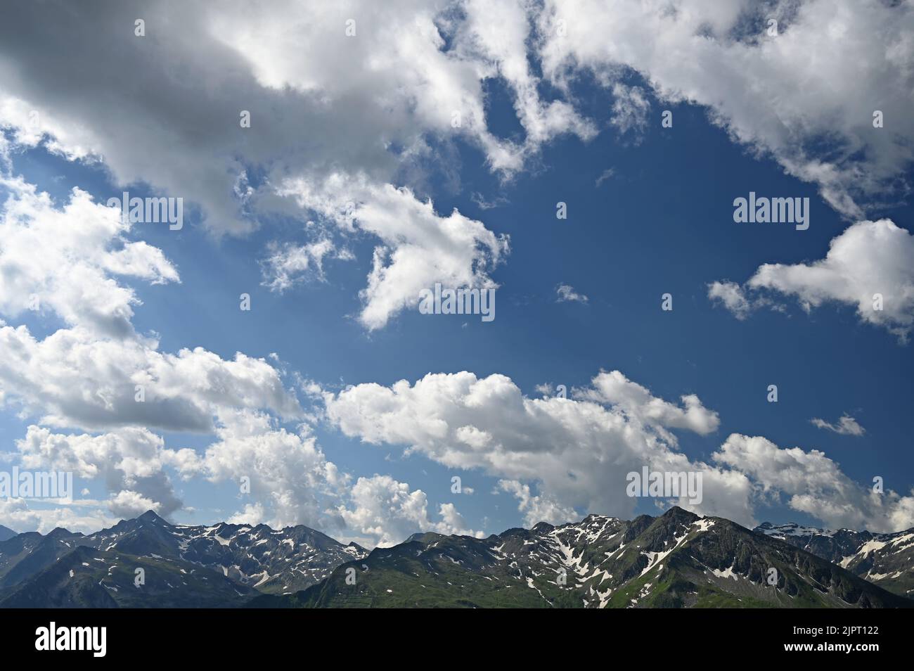 Stubnerkogel Berge und blauer Himmel mit Wolken in Bad Gastein Österreich Stockfoto
