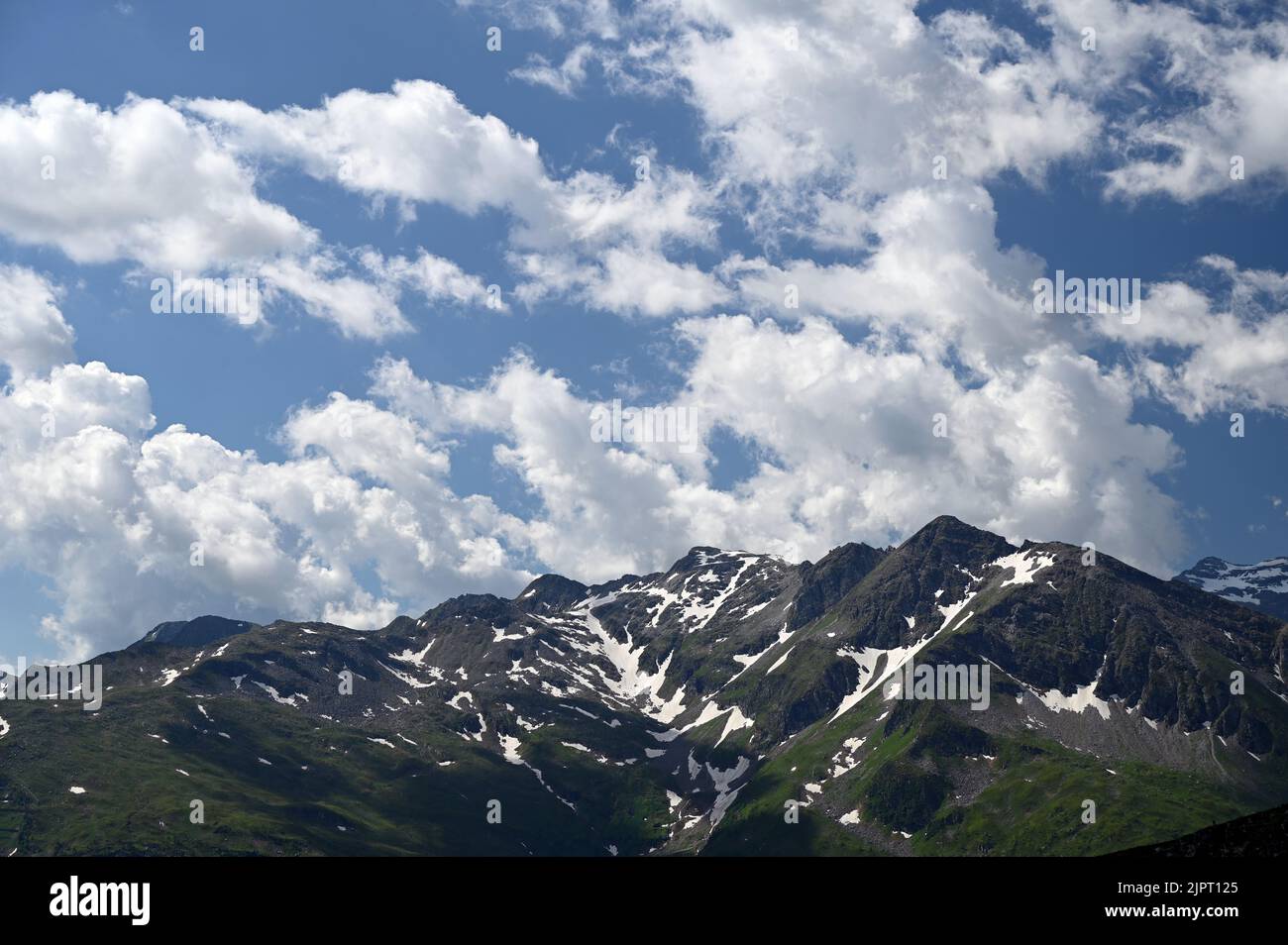 Stubnerkogel Berge und blauer Himmel mit Wolken in Bad Gastein Stockfoto