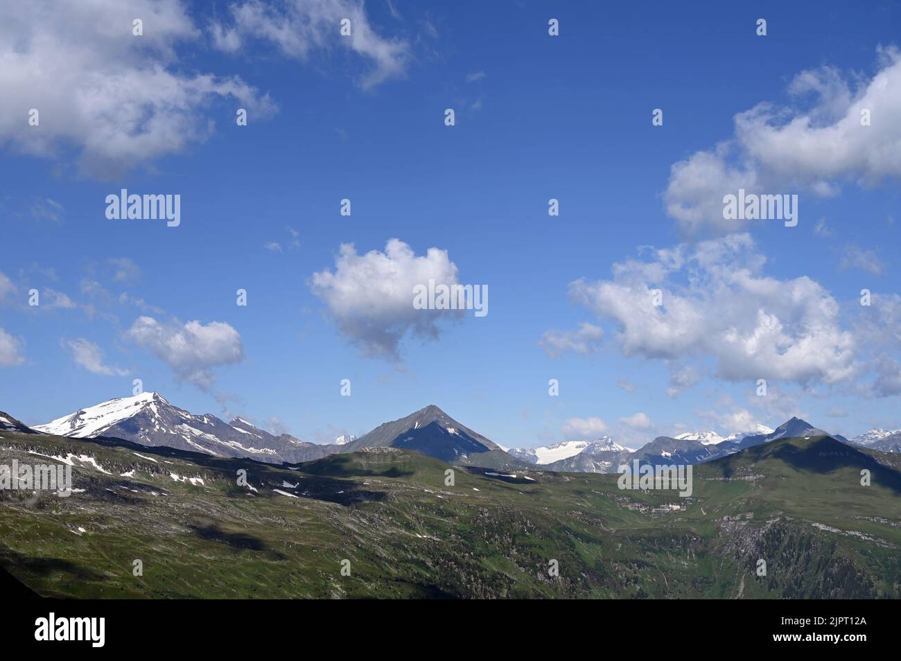 Stubnerkogel Berge und blauer Himmel mit Wolken Landschaft in Bad Gastein Österreich Stockfoto