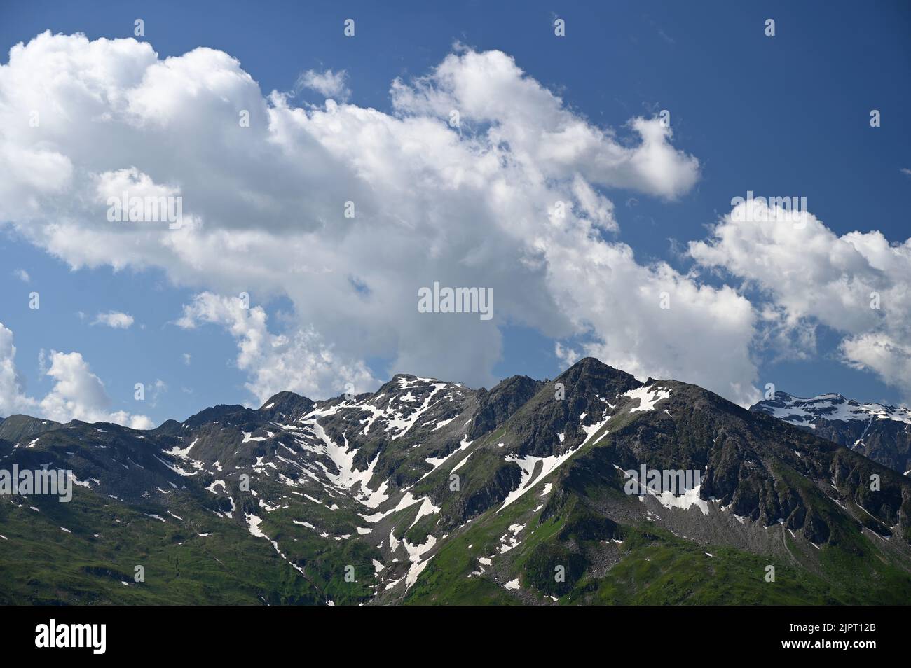 Stubnerkogel Berge und blauer Himmel mit Wolken Landschaft in Bad Gastein Stockfoto