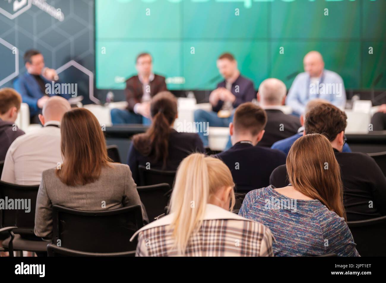 Gruppe von Personen, die an einem Geschäftsseminar im Konferenzsaal teilnehmen Stockfoto