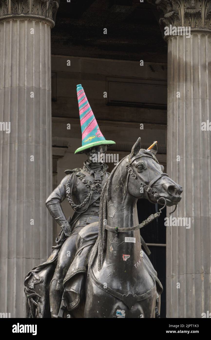 Die ikonische Glasgow-Statue von Wellington mit einem Verkehrskegel, der unehrerbietig auf seinem Kopf steht, vor dem Glasgow Museum of Modern Art Stockfoto