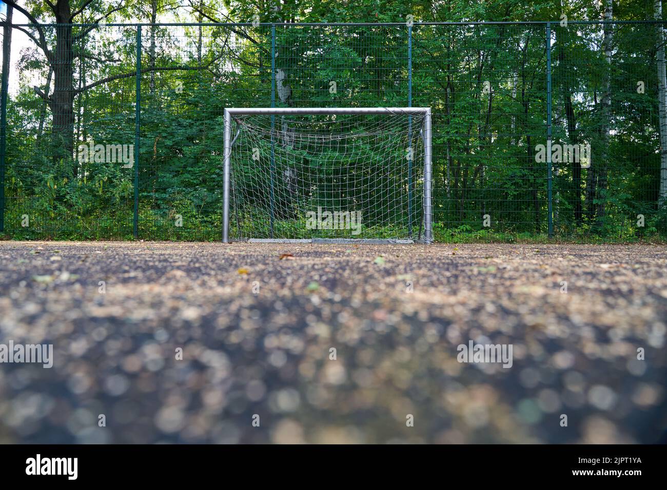 Fußballtor auf dem Feld im Park. Konzept des Sport-Lifestyles. Stockfoto