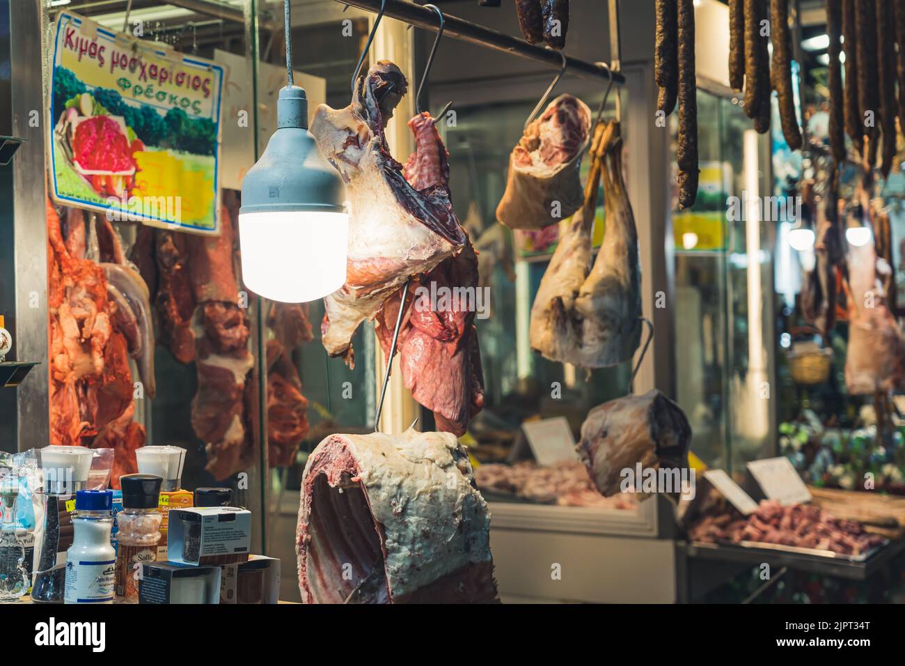 Lokaler Kapani-Markt in Thessaloniki und seine Metzgerei, die den Kunden verschiedene Rohteile von Tieren und anderem Fleisch präsentiert. Hochwertige Fotos Stockfoto