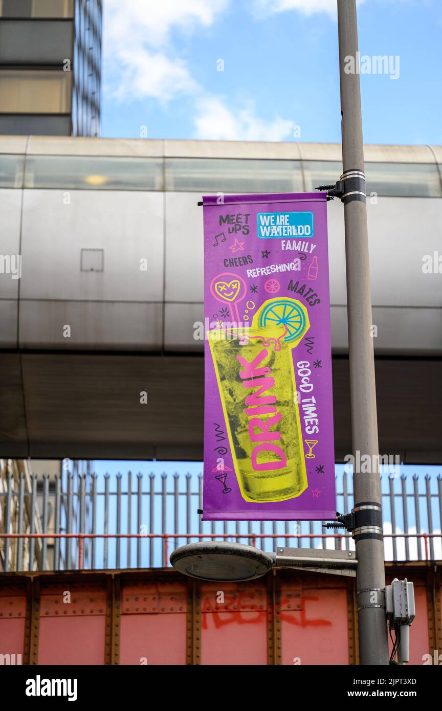 LONDON - 20. Mai 2022: Bannerschild für Getränke an der Laterne in Waterloo Stockfoto