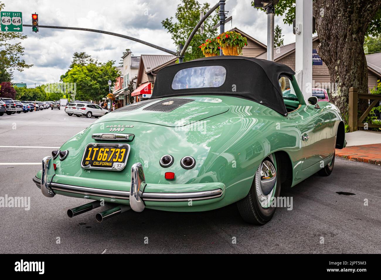 Highlands, NC - 10. Juni 2022: Rückansicht eines Porsche 356 America Roadster Cabriolets aus dem Jahr 1953 auf einer lokalen Automobilmesse. Stockfoto