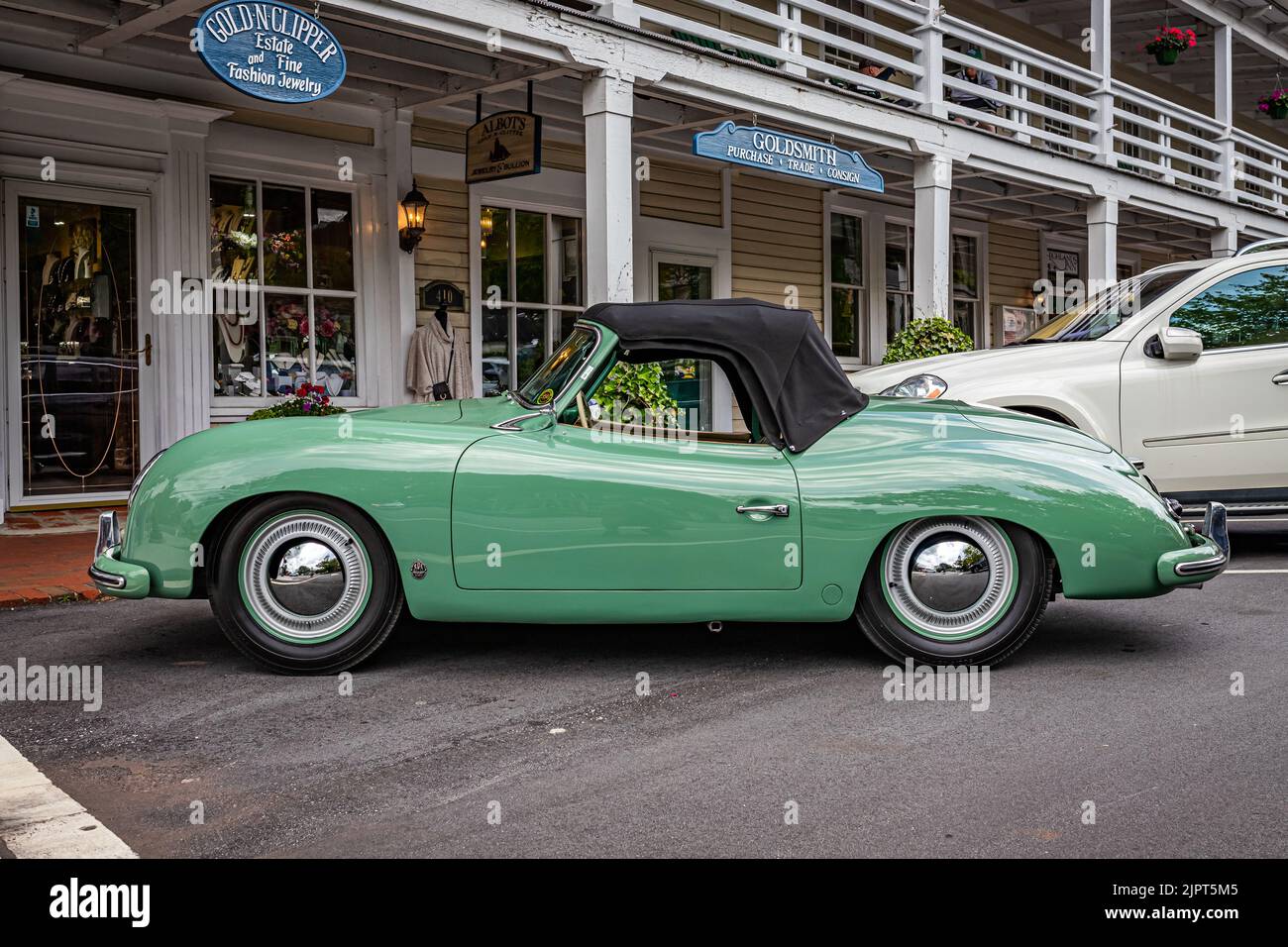 Highlands, NC - 10. Juni 2022: Low-Perspective Seitenansicht eines 1953 Porsche 356 America Roadster Cabriolets auf einer lokalen Automobilmesse. Stockfoto