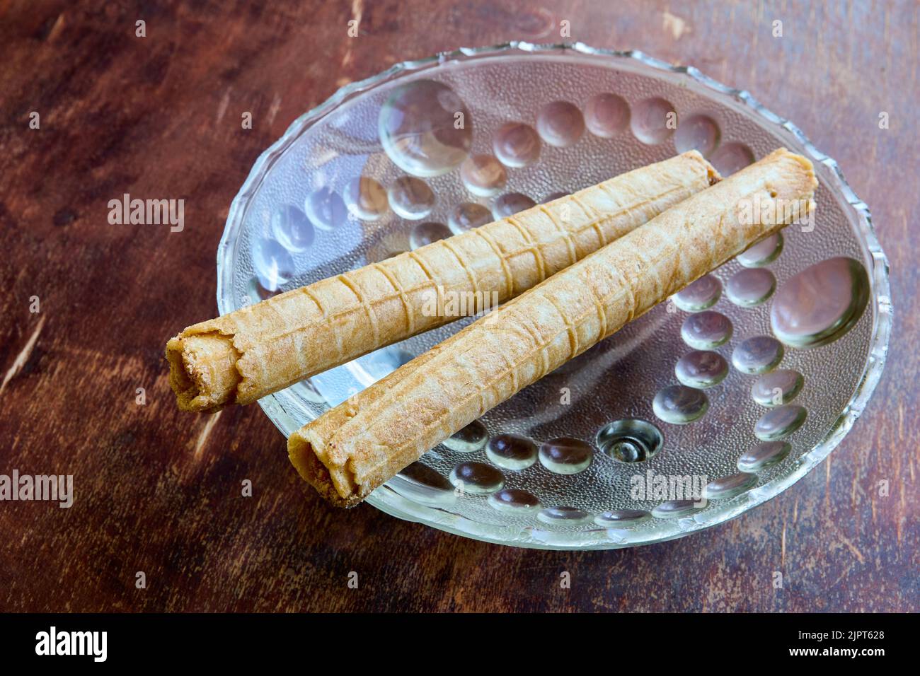 Waffeln sind beliebte Gebäckstücke, hausgemachte Waffelbrötchen sind knusprig und dünn. Stockfoto