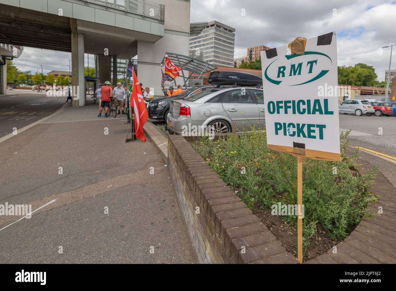 Southend on Sea, Großbritannien. 20. August 2022. GMT-Mitarbeiter und Eisenbahnpersonal auf einer Streiklinie vor dem Bahnhof Southend Victoria, während der anhaltende Streit mit Network Rail andauert. Penelope Barritt/Alamy Live News Stockfoto