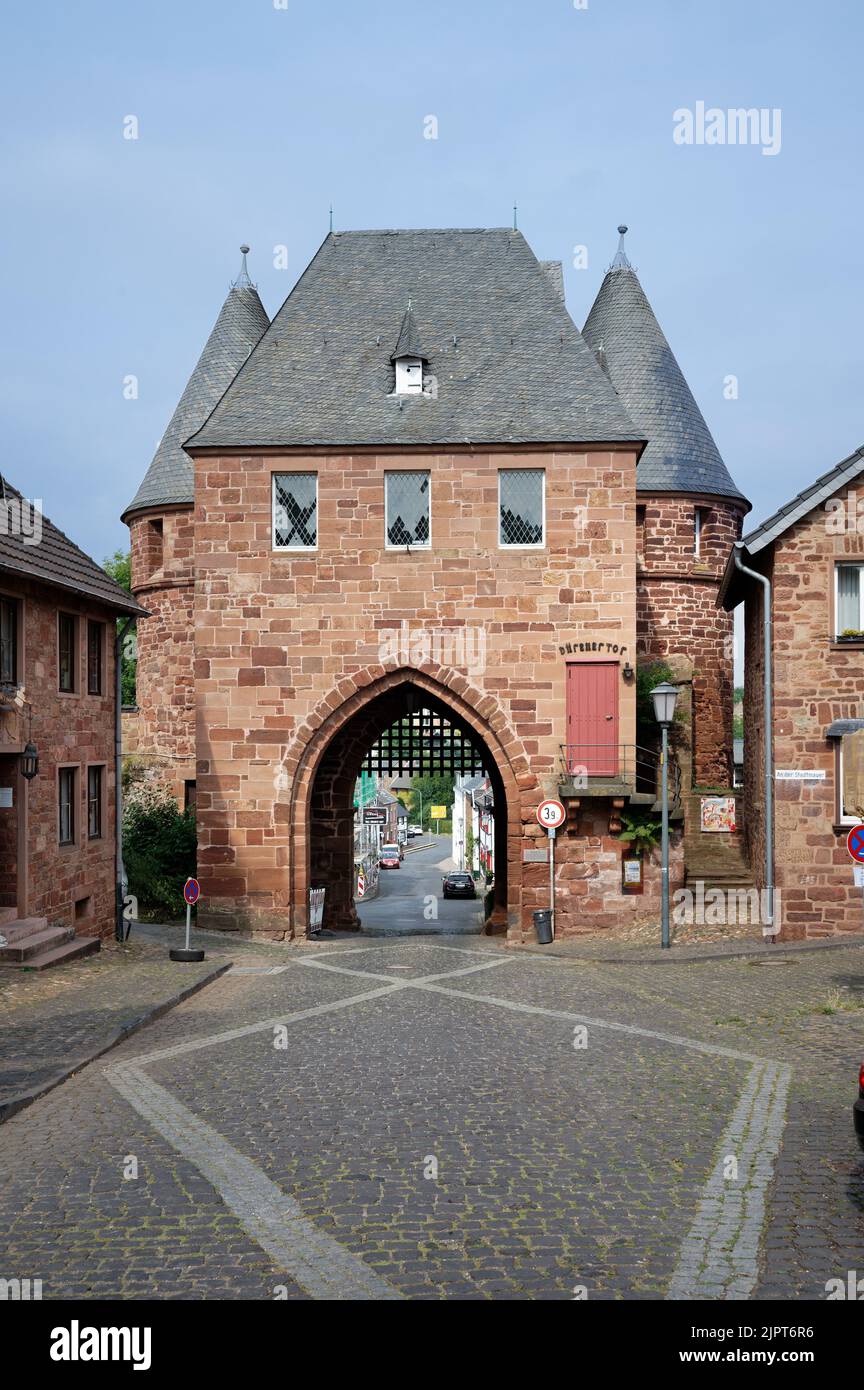 Nideggen, Deutschland, August 18 2022: Mittelalterliches Stadttor Duerener Tor in der Altstadt von nideggen Stockfoto