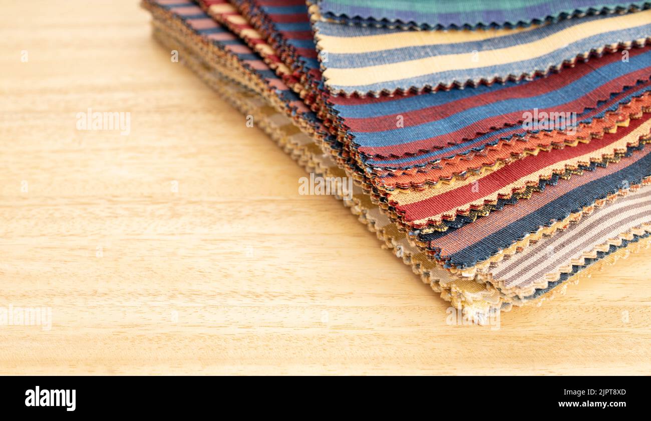 Stoff Textil Katalog auf Holztisch. Stoffmuster Polsterung und Dekoration. Speicherplatz kopieren Stockfoto