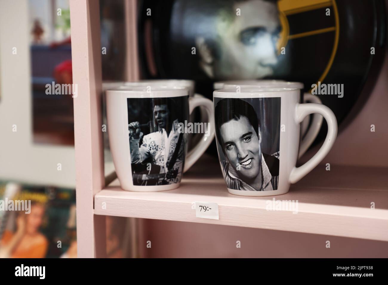 Schilder und verschiedene Souvenirs in einem Souvenirladen. Souvenirs mit dem Künstler Elvis Presley. Stockfoto