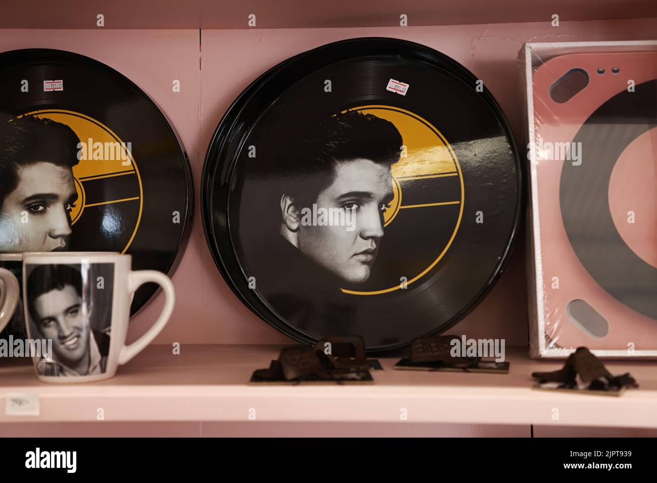 Schilder und verschiedene Souvenirs in einem Souvenirladen. Souvenirs mit dem Künstler Elvis Presley. Stockfoto