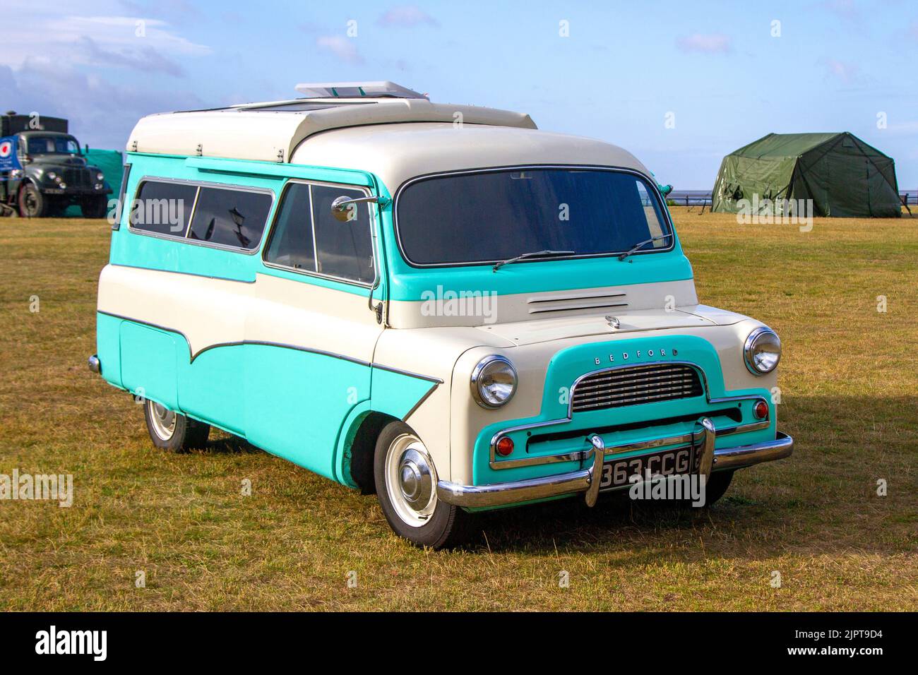 1961, 60s, Sixties, Bedford blau weiß Midi 1507cc Wohnmobil, Auto-Sleeper-Van, Bedford CA van Mini-Bus nach Hause, in Lytham St Annes, Großbritannien Stockfoto