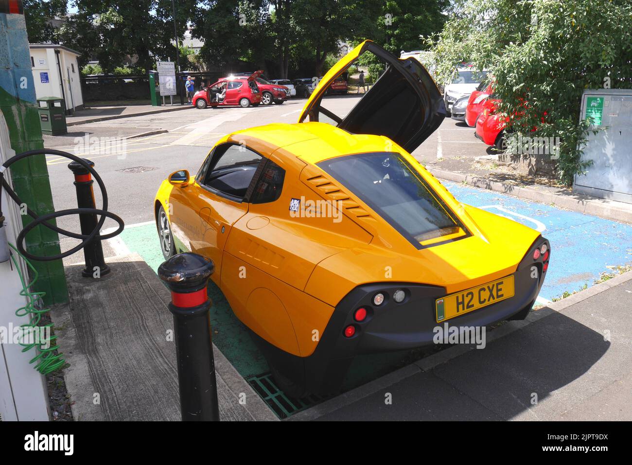 Riversimple Rasa Wasserstoffauto an einer McFilling Wasserstofftankstelle, Abergavenny, Wales Stockfoto