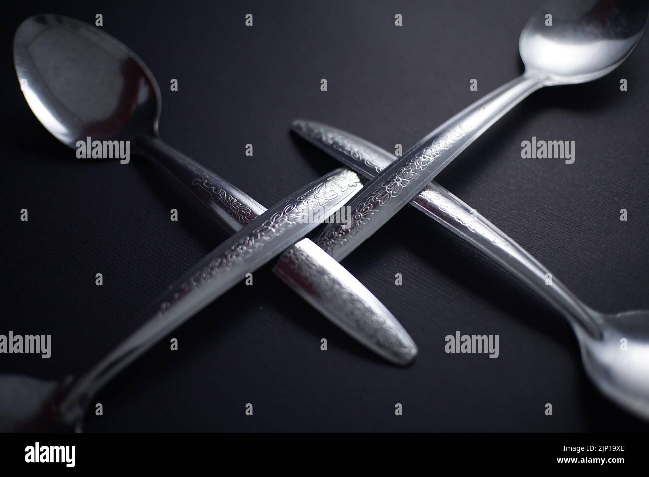 Premium Löffel auf schwarzem Hintergrund Stockfoto