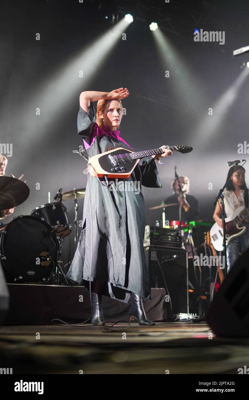 Glanusk Park, Großbritannien. Freitag, 19. August 2022. Cate le Bon beim Green man Festival 2022 im Glanusk Park, Brecon Beacons, Wales. Fototermin: Freitag, 19. August 2022. Bildnachweis sollte lauten: Richard Gray/Alamy Live News Stockfoto